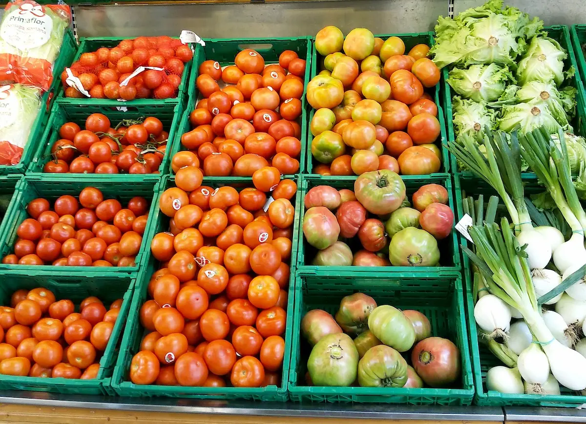 Tomates no supermercado - Conexão Agro